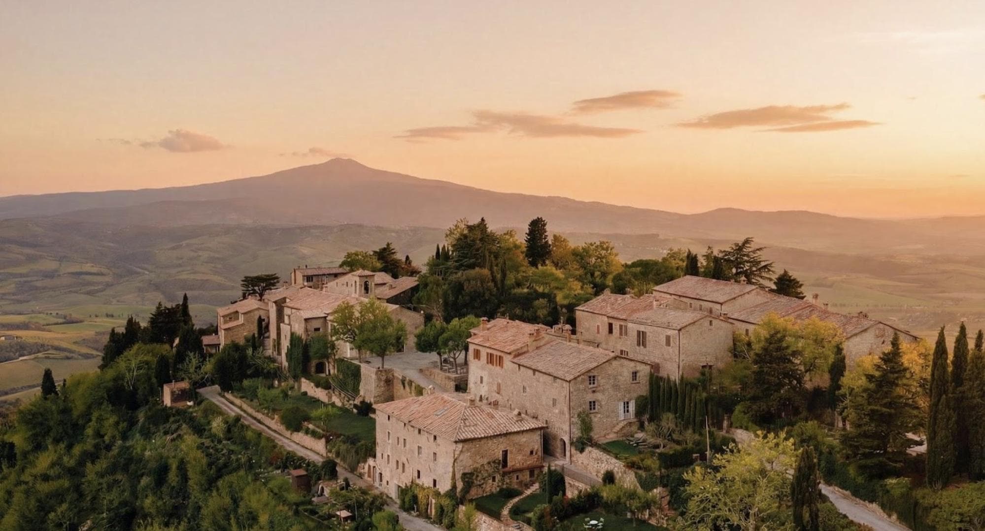 Atardecer sobre un pueblo de la Toscana